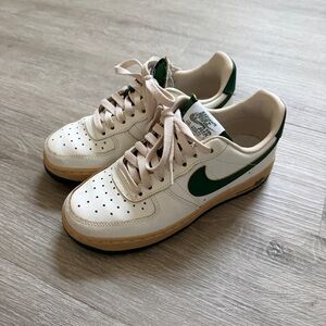 Nike Low-Top Sneakers - Cream with Dark Green Swoosh sz 5